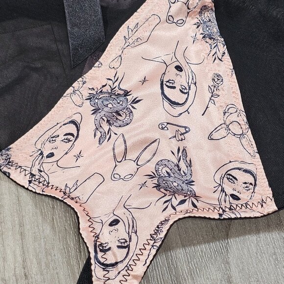 Bettie Page Lingerie Retro Tattoo Print Garter Belt, Black / Pink, US 10 - Picture 6 of 10